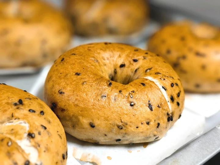 50%全麦贝果双重黑芝麻奶酥贝果