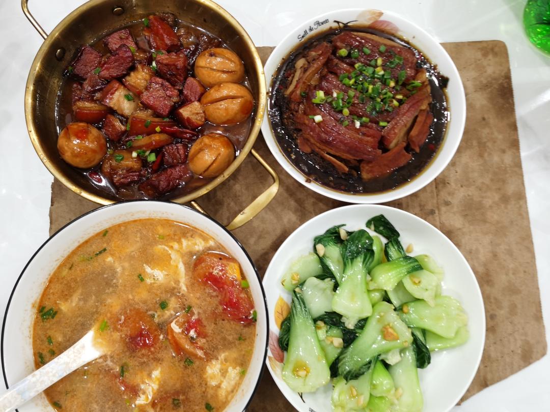 红烧肉，梅菜扣肉，炒青菜，番茄蛋汤