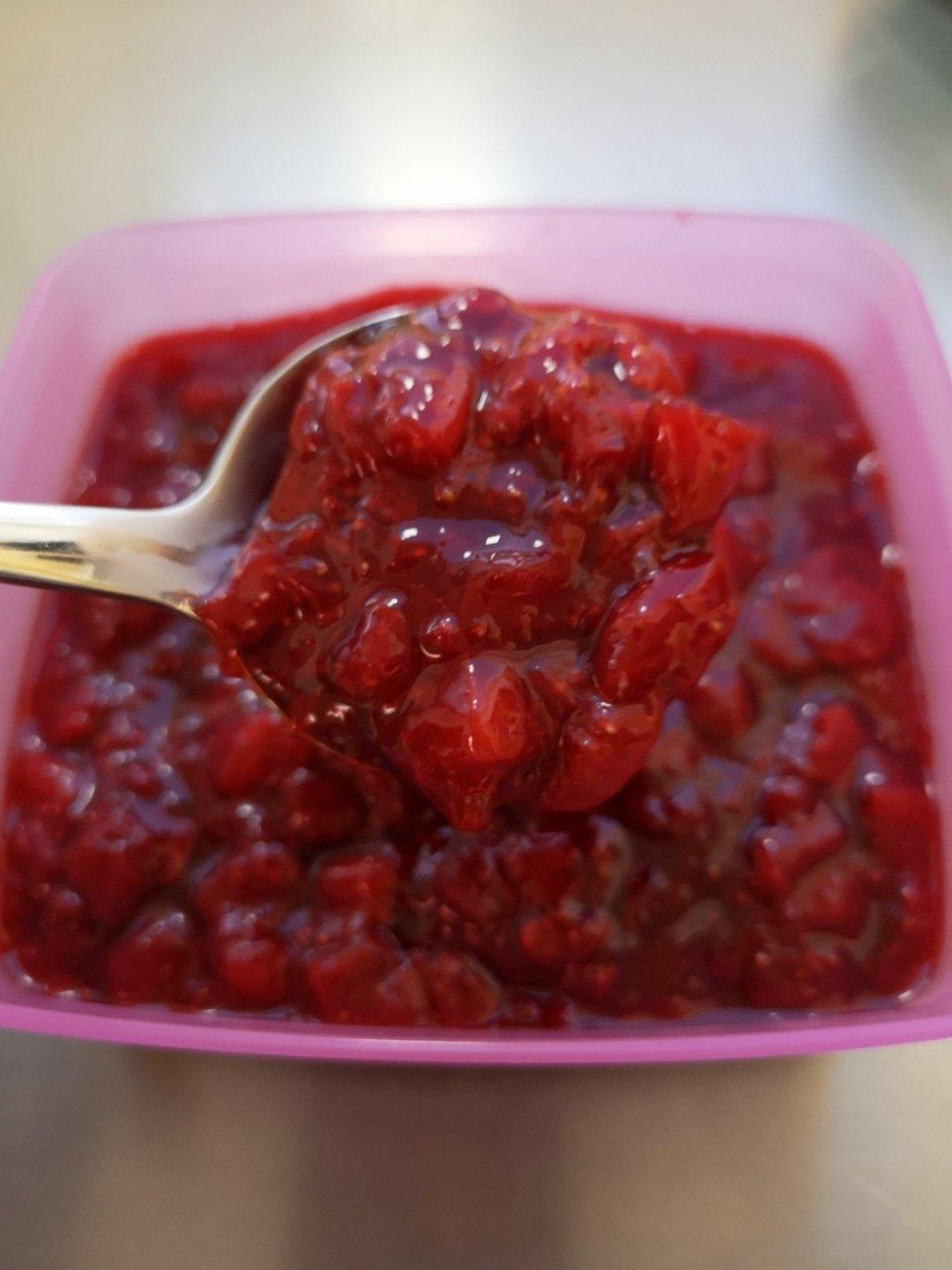 新鲜纯正的草莓果酱