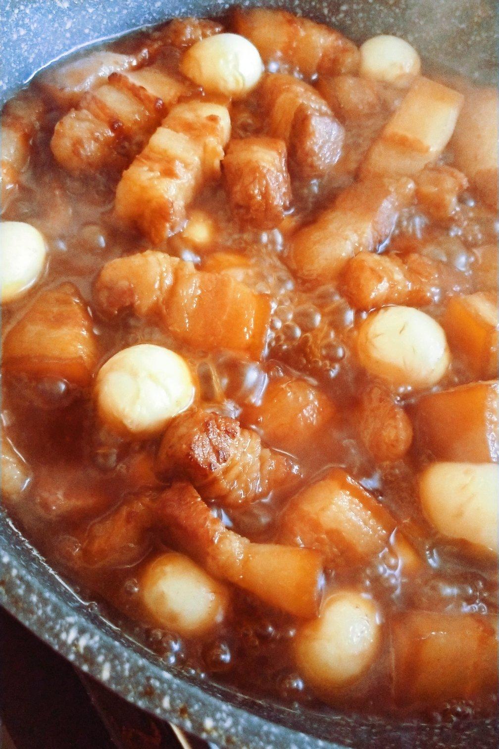 加了鹌鹑蛋后，这盘红烧肉，美味的逆天啦——鹌鹑蛋烧肉（孔瑶食谱）