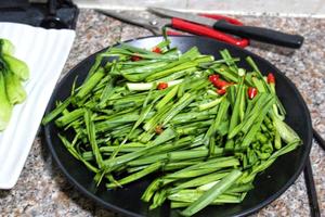 南通特色—水面筋炒大蒜（家乡味）的做法 步骤1