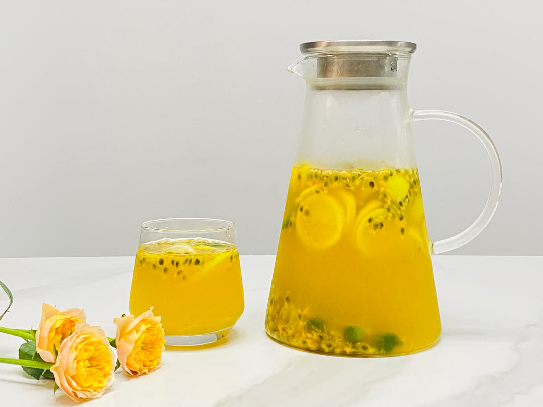 夏日人气饮品，柠檬百香果水果茶