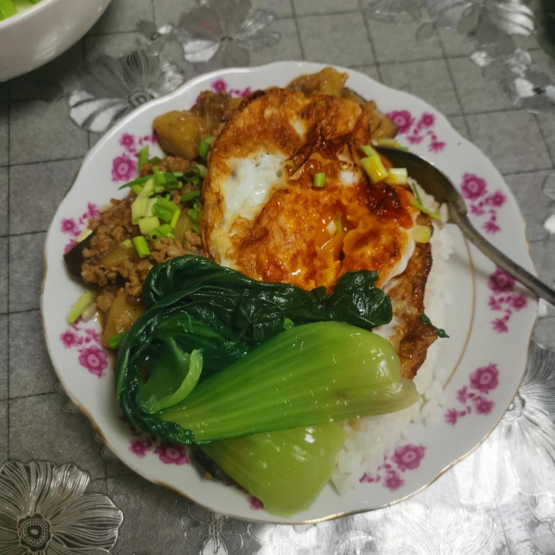 土豆茄子肉末盖浇饭