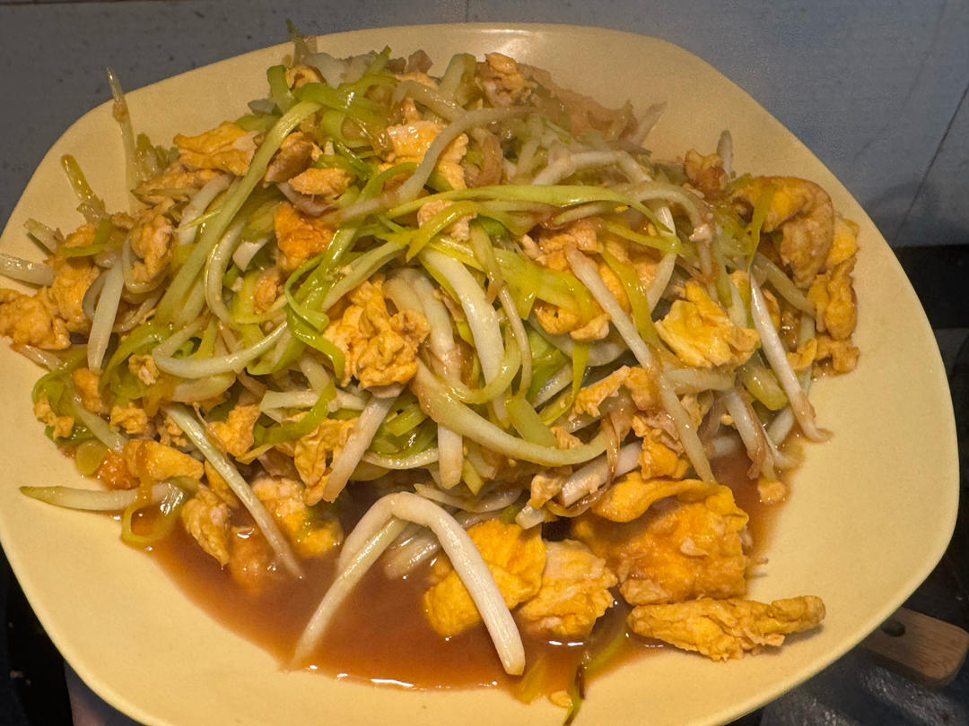 5分钟简单的蒜黄炒鸡蛋
好吃又下饭