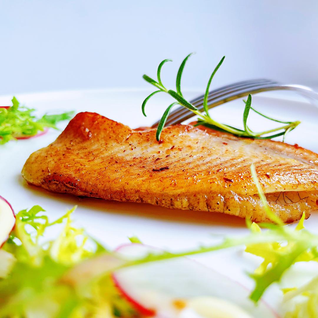 快手简单低脂香煎鲷鱼沙拉的做法