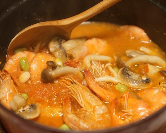 【冬日叠煮】番茄杂菇鲜虾锅的做法