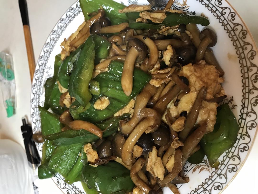 蟹味菇滑蛋柿子椒（十分钟快手菜）
