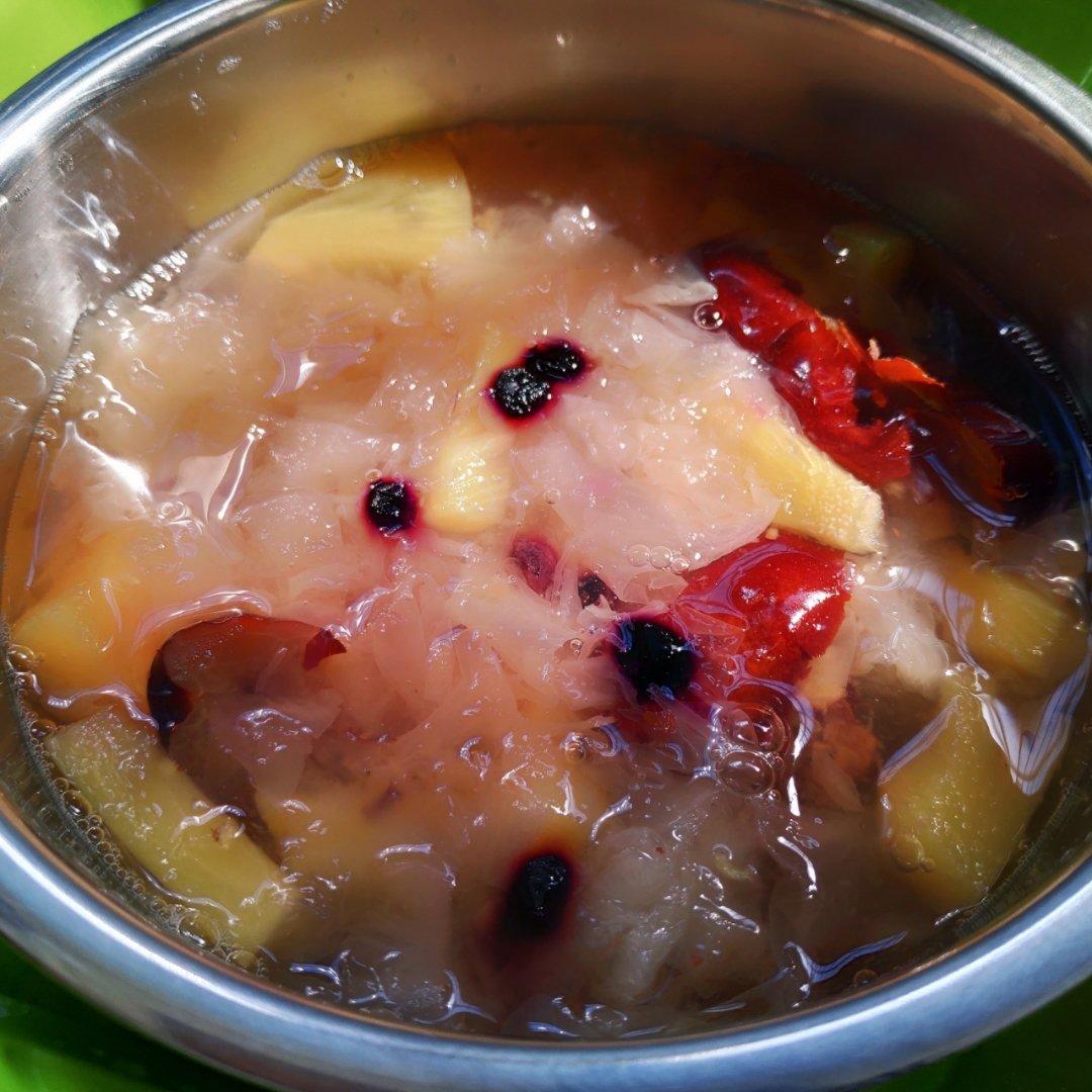 九九的年夜饭：菠萝银耳汤