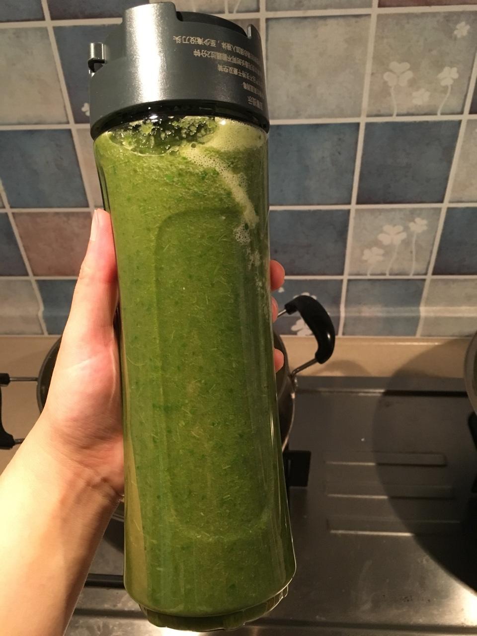 自制hey juice排毒果蔬汁。