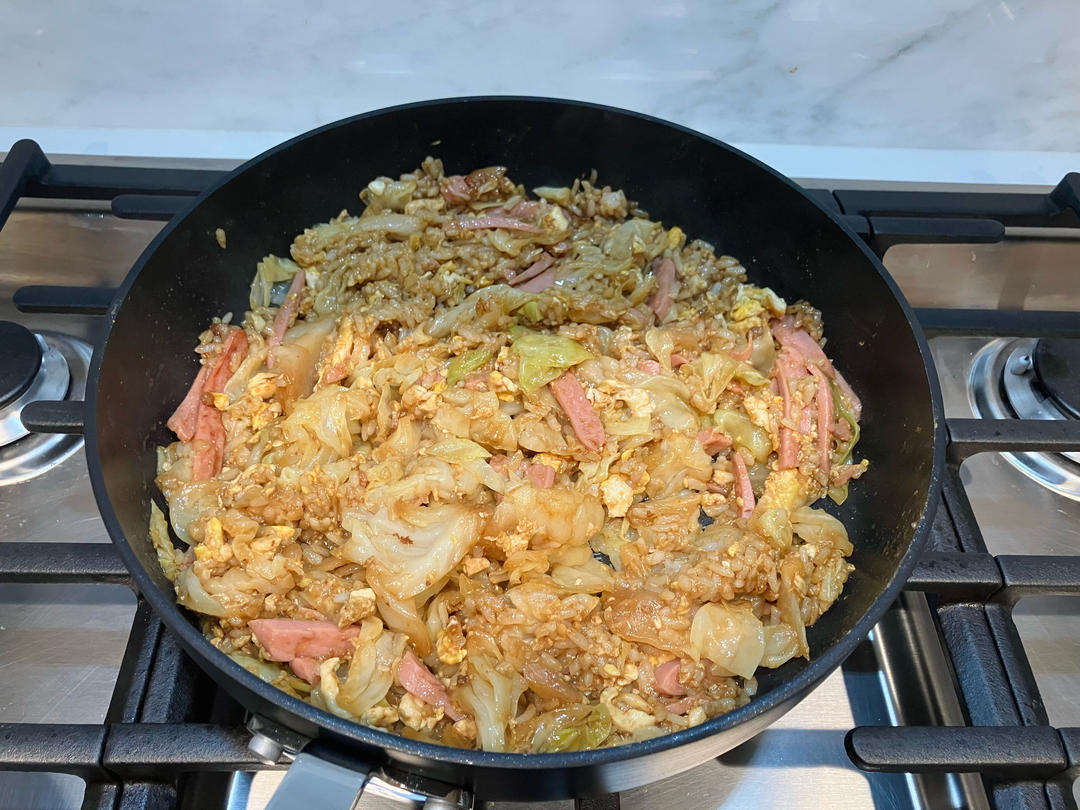 黄油炒饭（加芝士片）（有啥放啥）（一通乱炒，简单粗暴）真的很好吃！