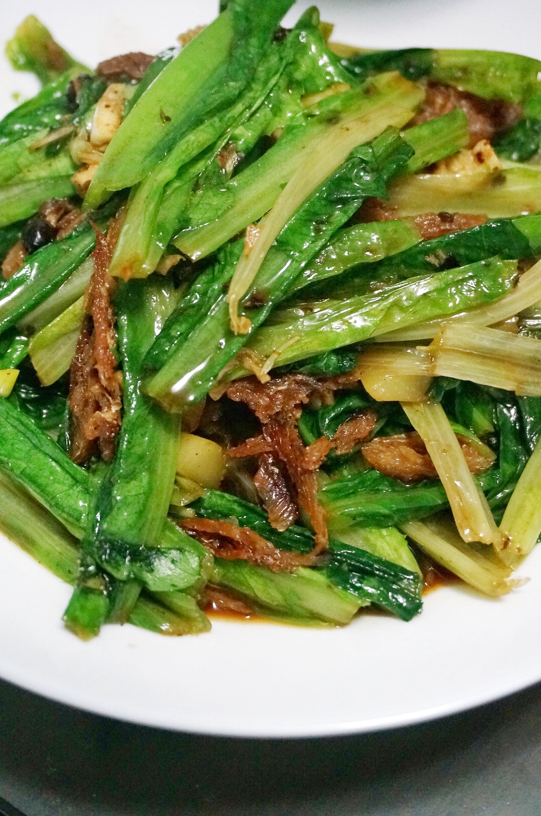 家常粤菜：豆豉鲮鱼炒油麦菜的做法 步骤2