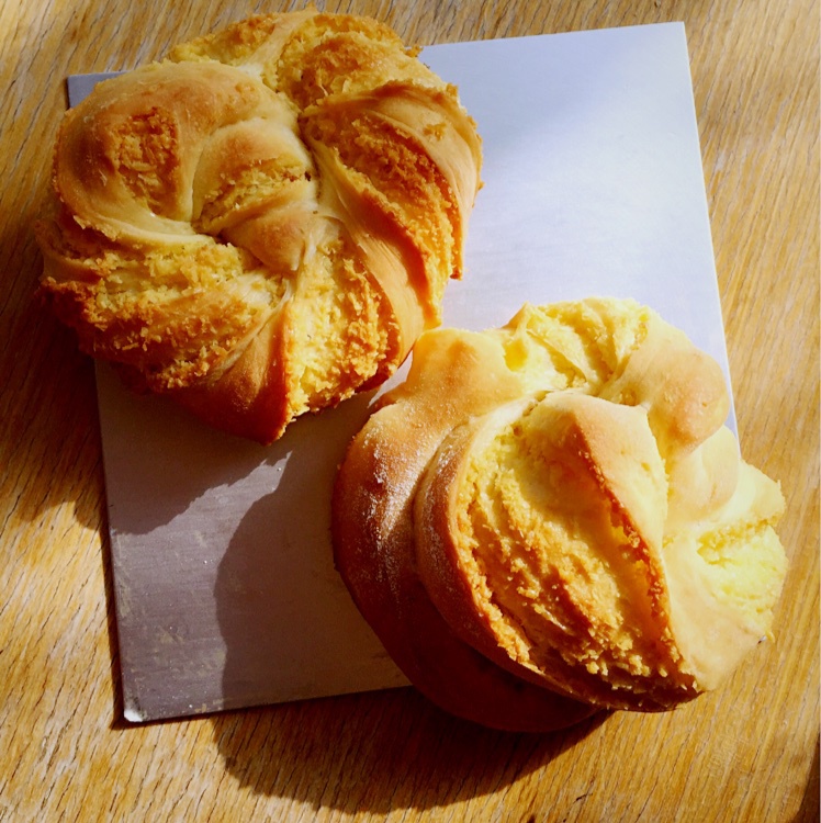 miao-蹦蹦跳跳做的心形椰蓉面包