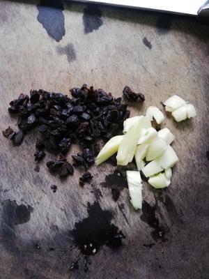 阳江豆豉炒鲜炸鲮鱼(罐头）油麦菜的做法 步骤1
