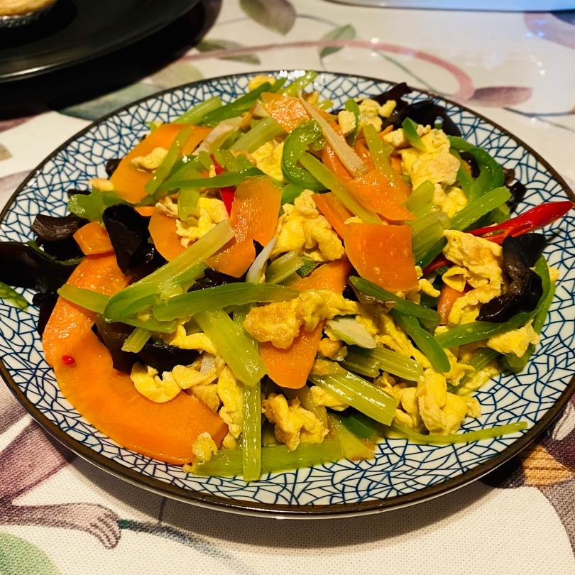 芹菜木耳炒鸡蛋