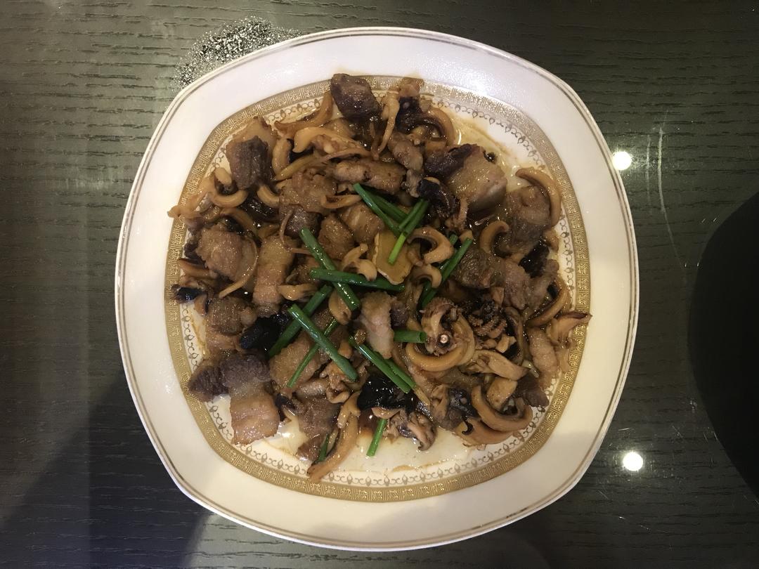 妈妈秘制墨鱼干炒五花肉的做法