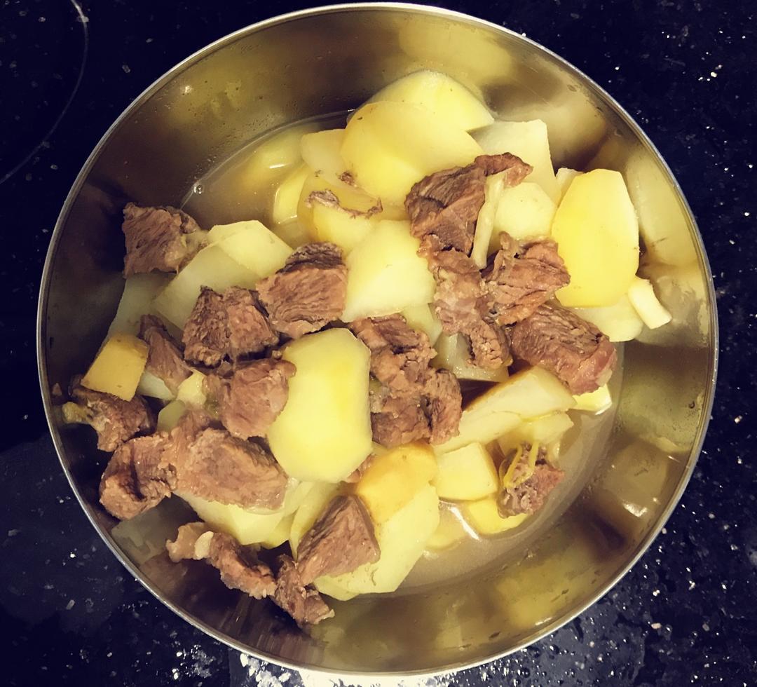 土豆炖牛肉，多吃肉御寒