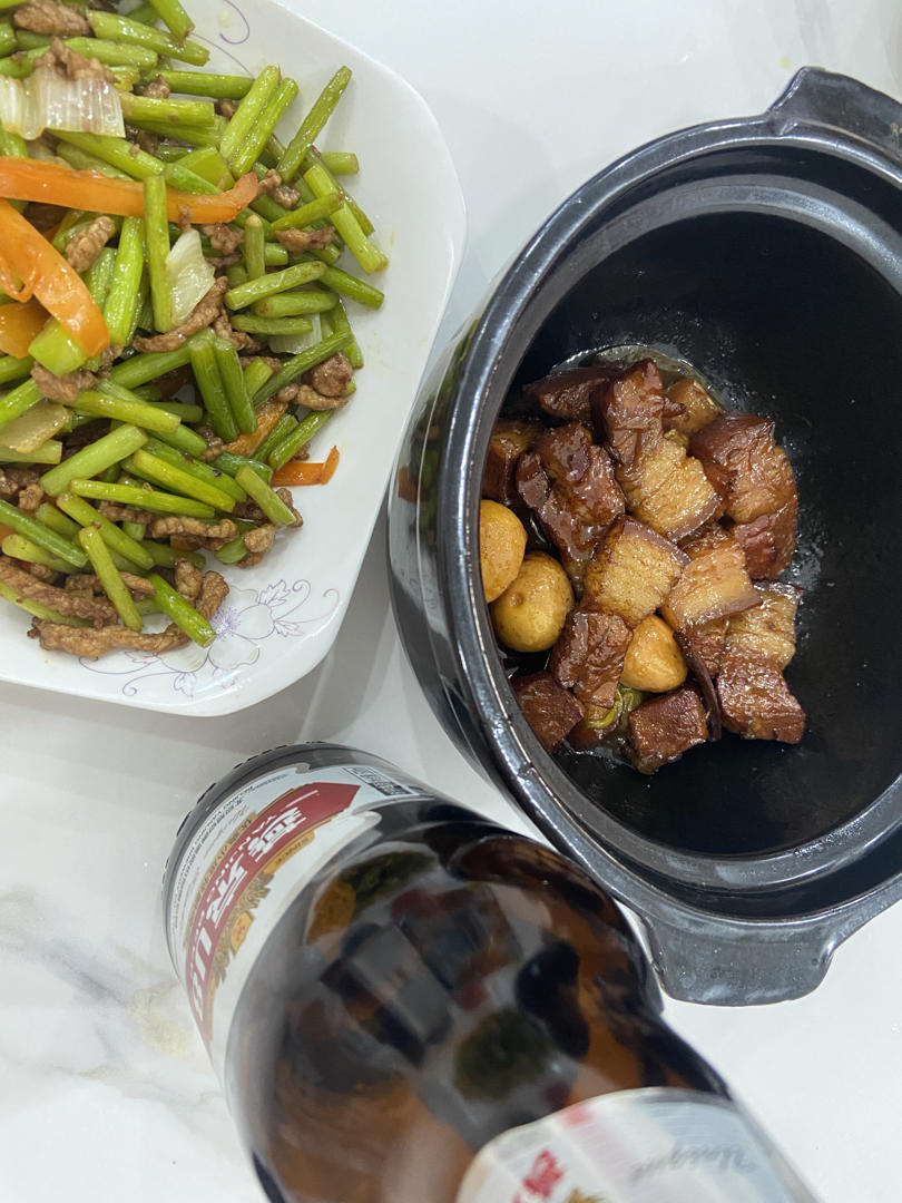 红烧肉炖鹌鹑蛋