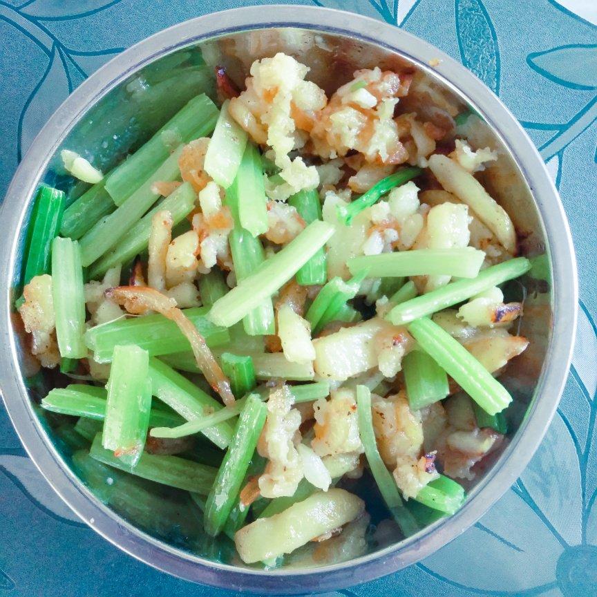 土豆炒芹菜
