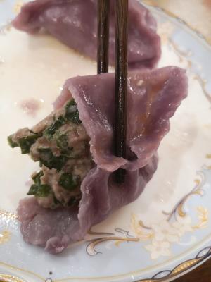 紫薯饺子皮包的两种🥟 ：韭菜黑椒罗勒猪肉馅&牛奶咸鸭蛋黄水白菜猪肉馅的做法 步骤6