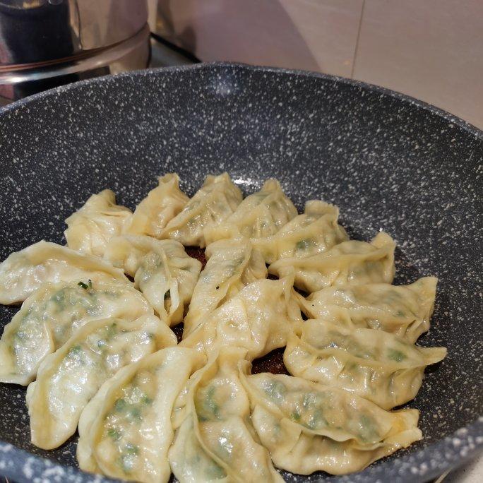 冰箱冷冻水饺做煎饺