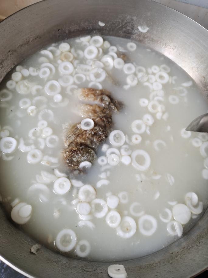 下奶神汤-鲫鱼通草汤的做法