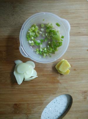 茄子青椒肉片汤的做法 步骤1