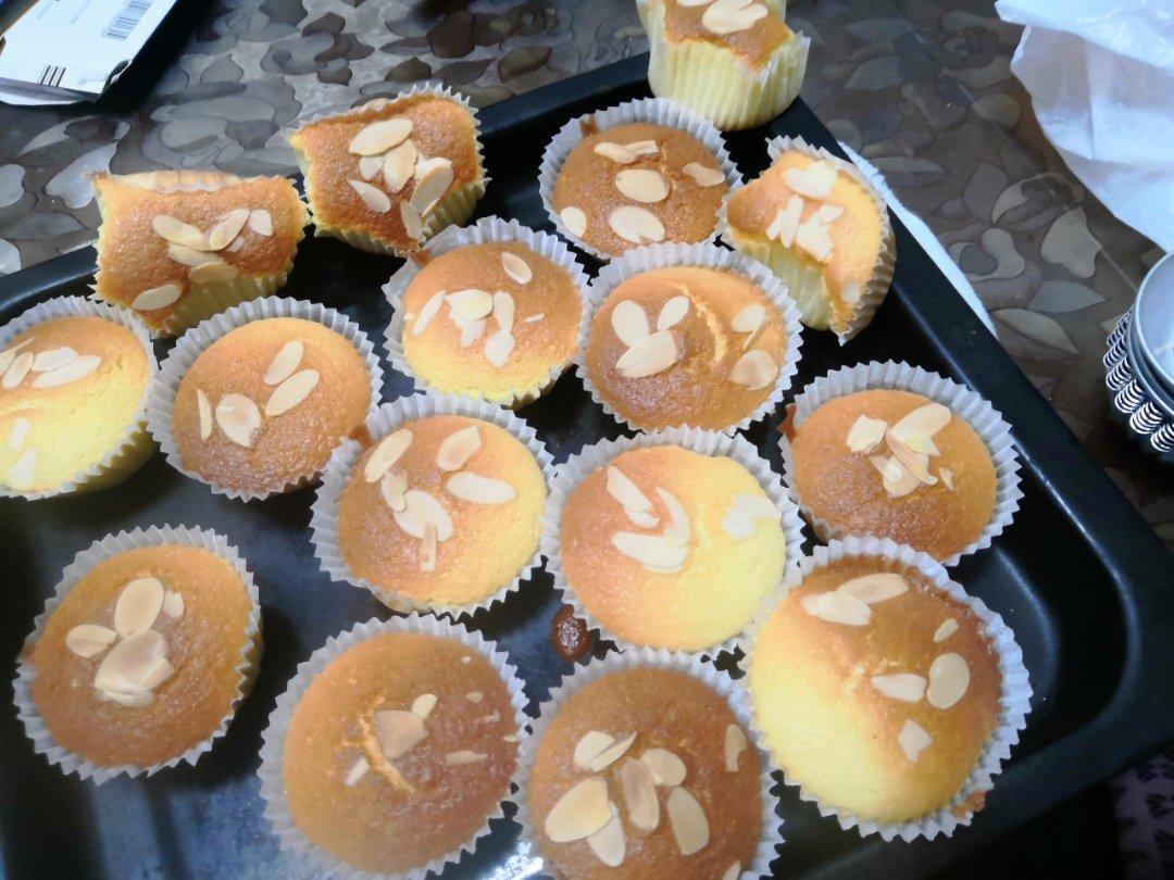 全蛋法打发原味海绵杯子蛋糕