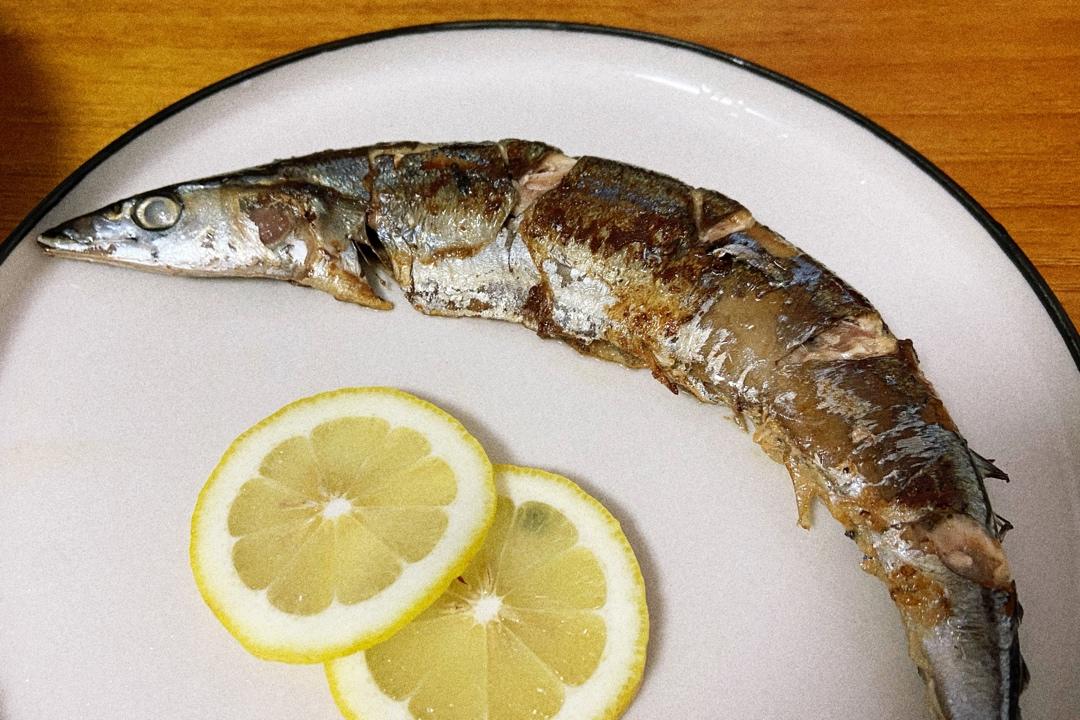 油煎秋刀鱼