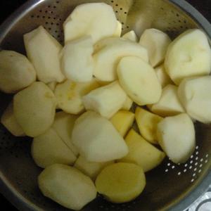 清油炸土豆块蘸辣椒面（简单又好吃）的做法 步骤1