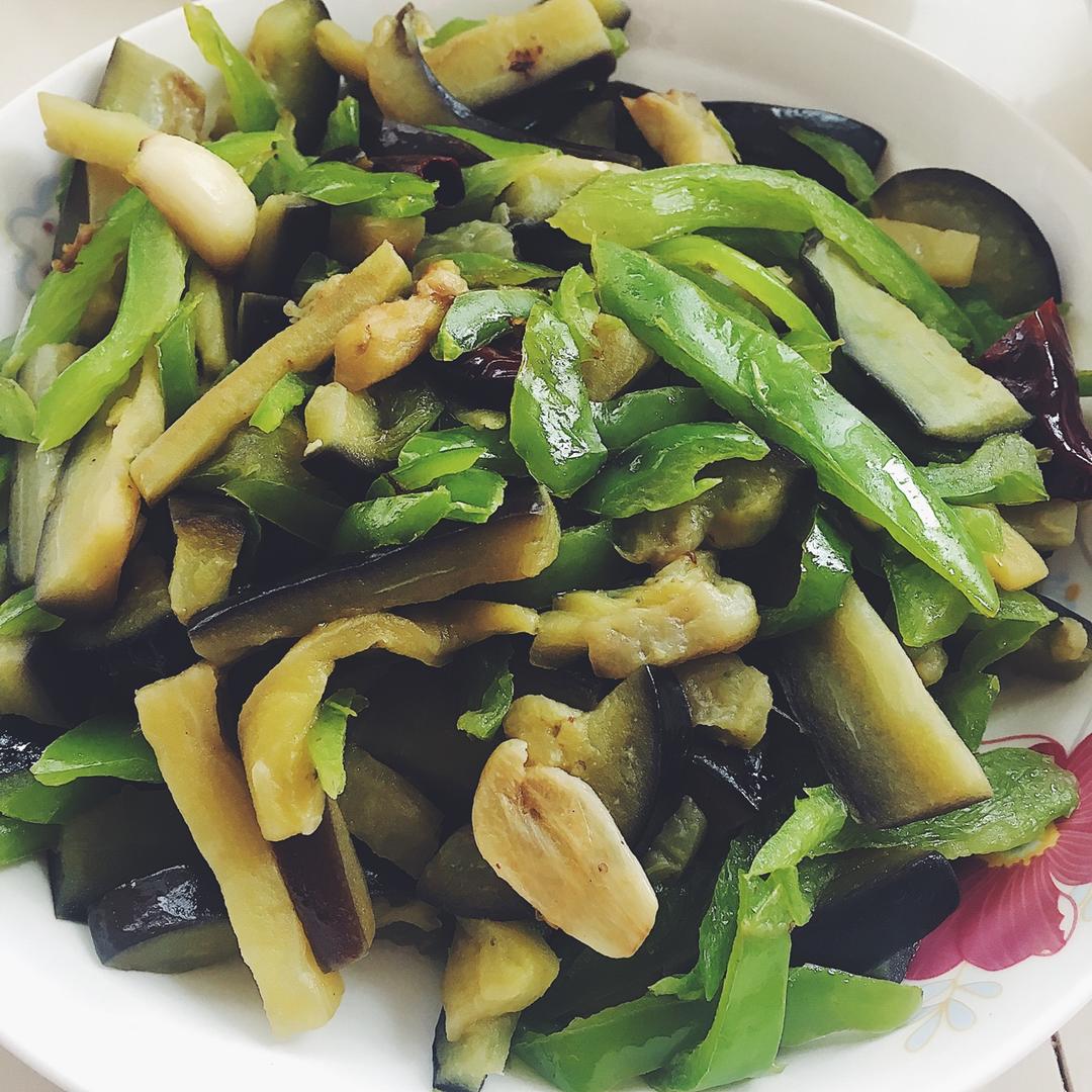 青青陌上花开归来做的青椒炒茄子
