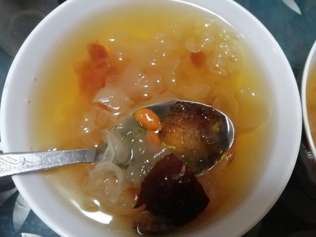 桃胶银耳红枣羹