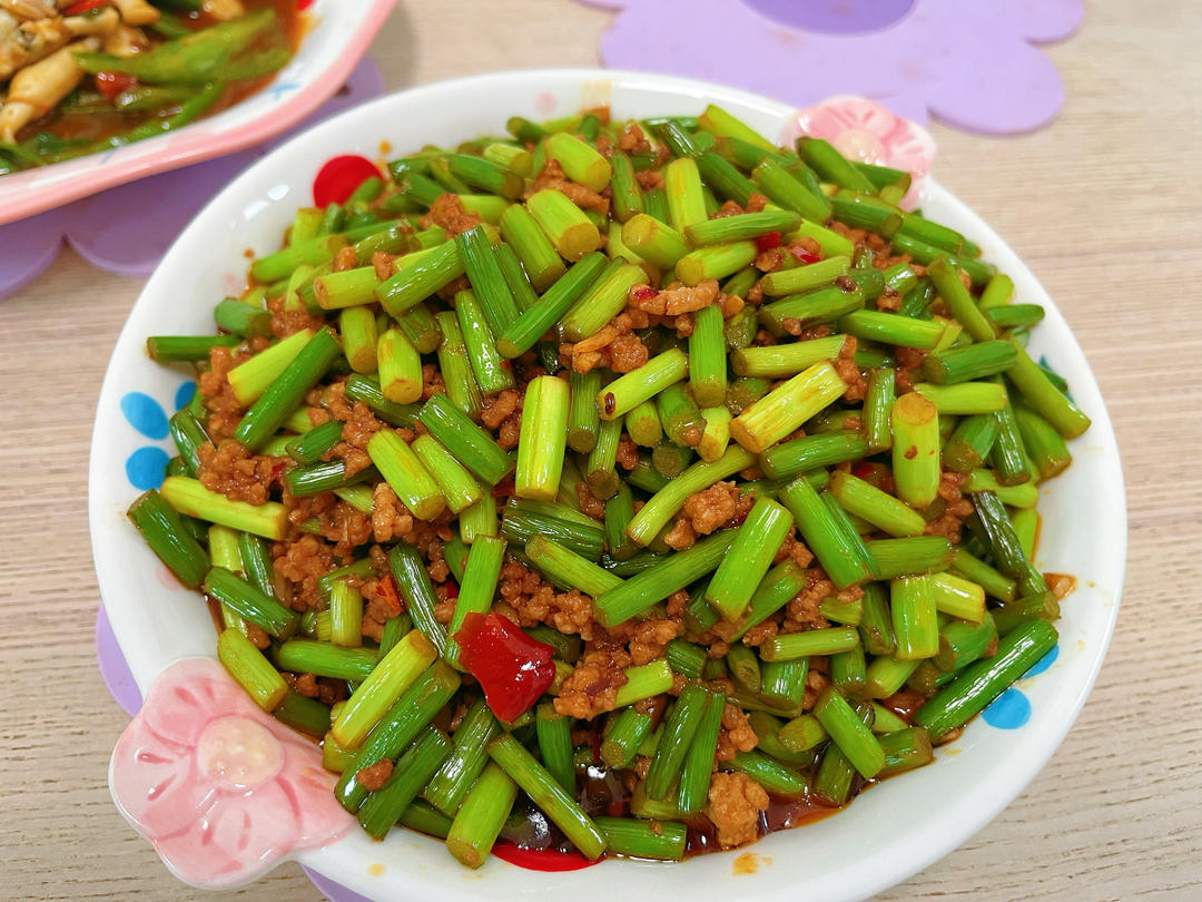 下饭神器蒜苔粒炒肉碎