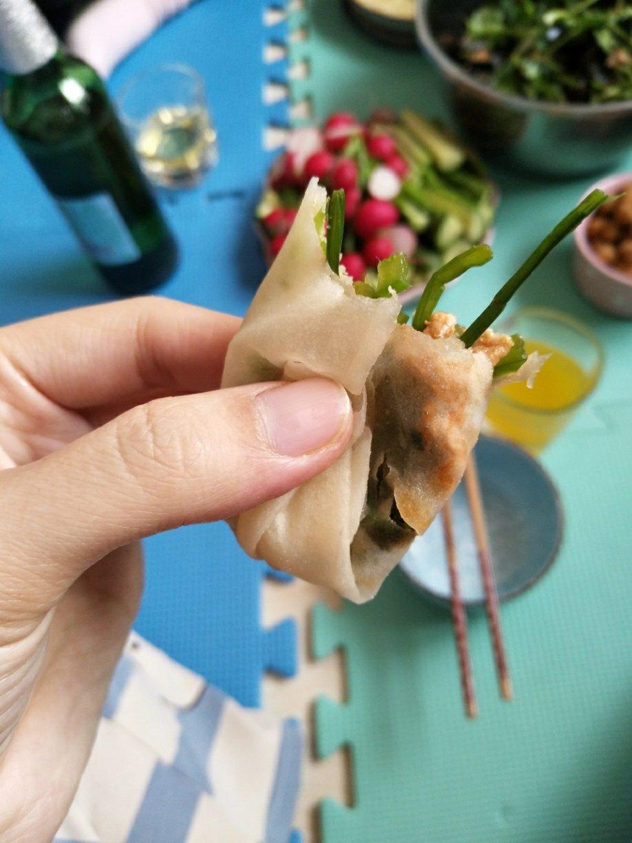 用买来的饺子皮就能做出好吃的春饼！