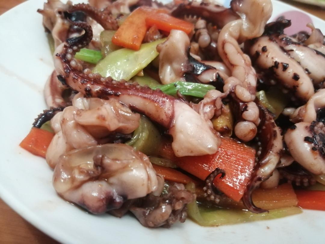 爆炒鱿鱼须，加上这一步，可以与铁板鱿鱼媲美