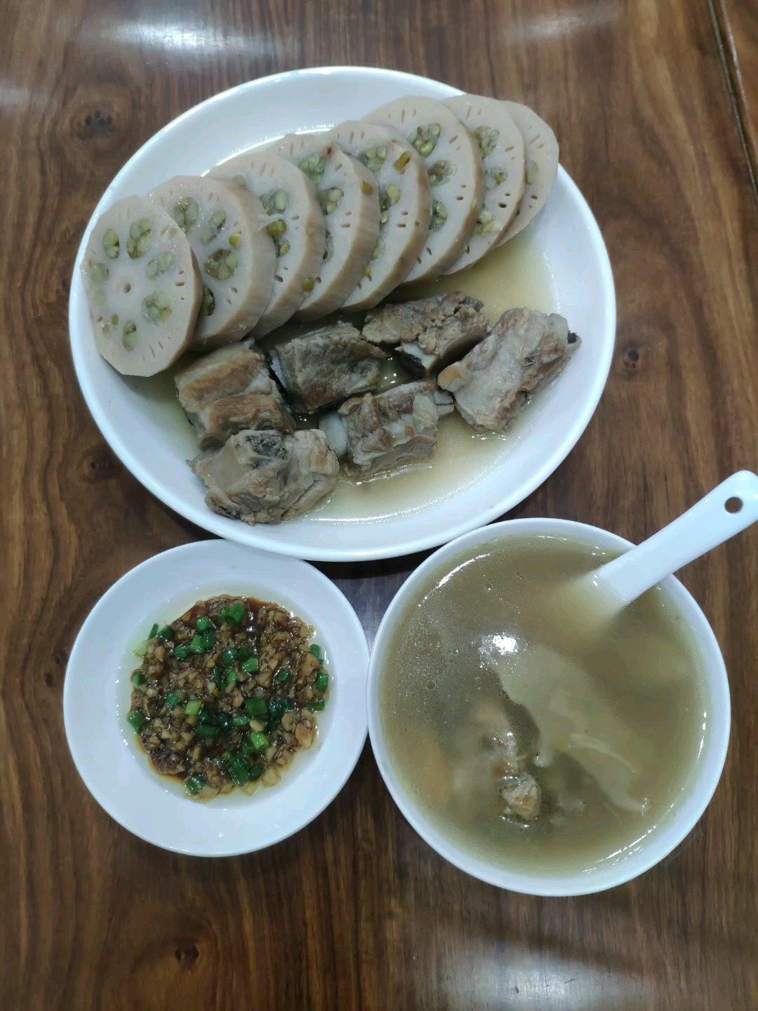 釀莲藕排骨汤