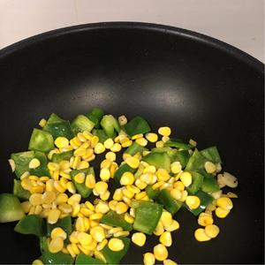 玉米鸡丁的做法 步骤5