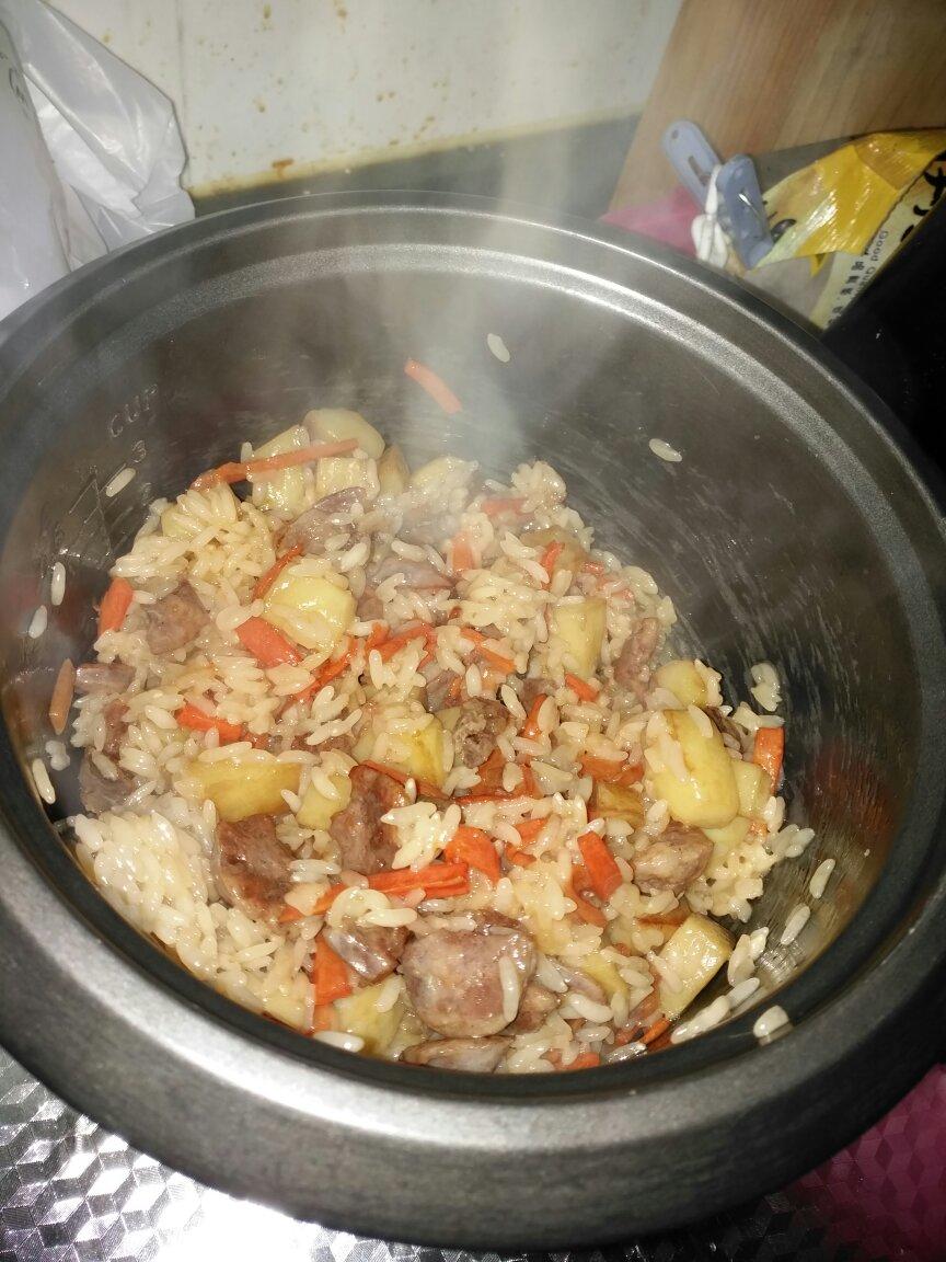 腊肠土豆胡萝卜闷饭。很好吃哟