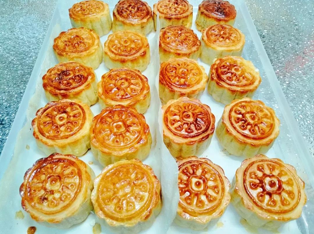 绿豆蛋黄月饼，一个 50 克做 20 个