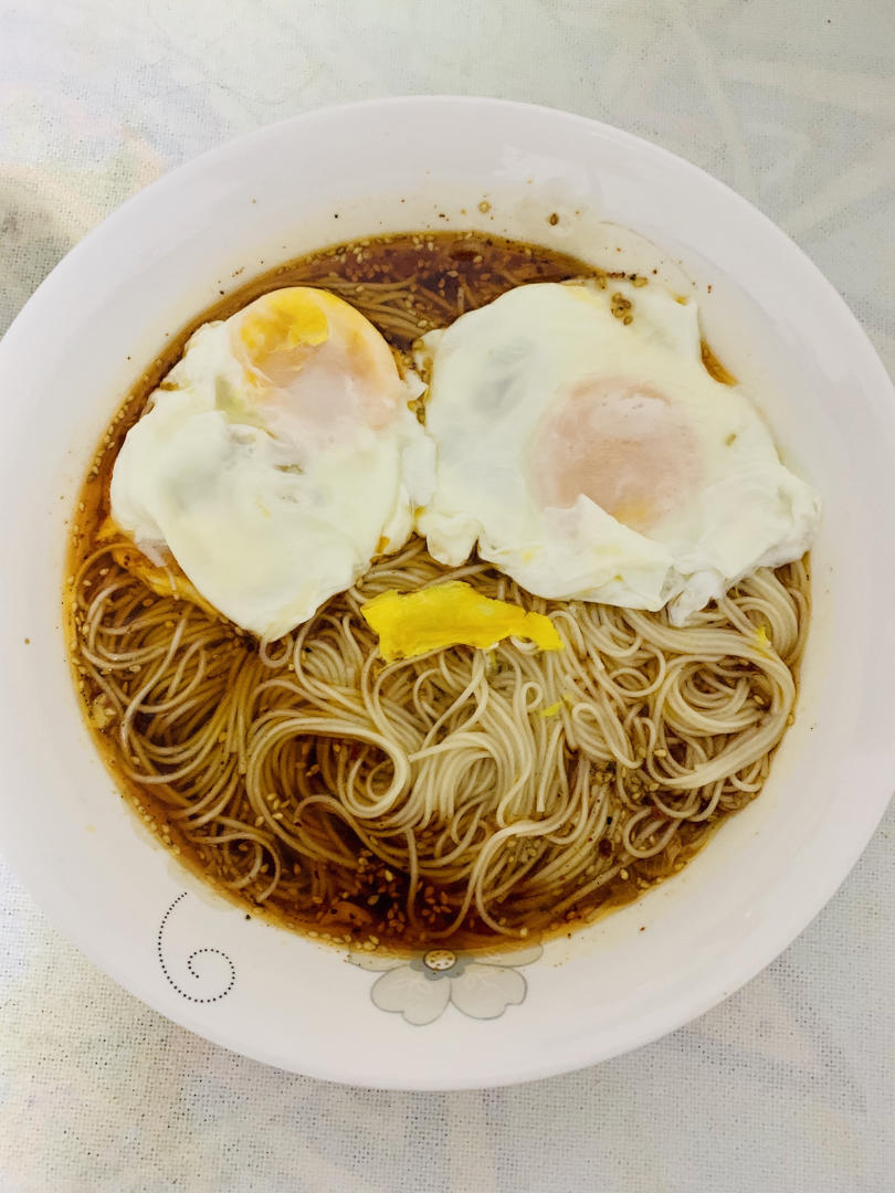 一碗清汤面 🍜 —— 秋日里的治愈系