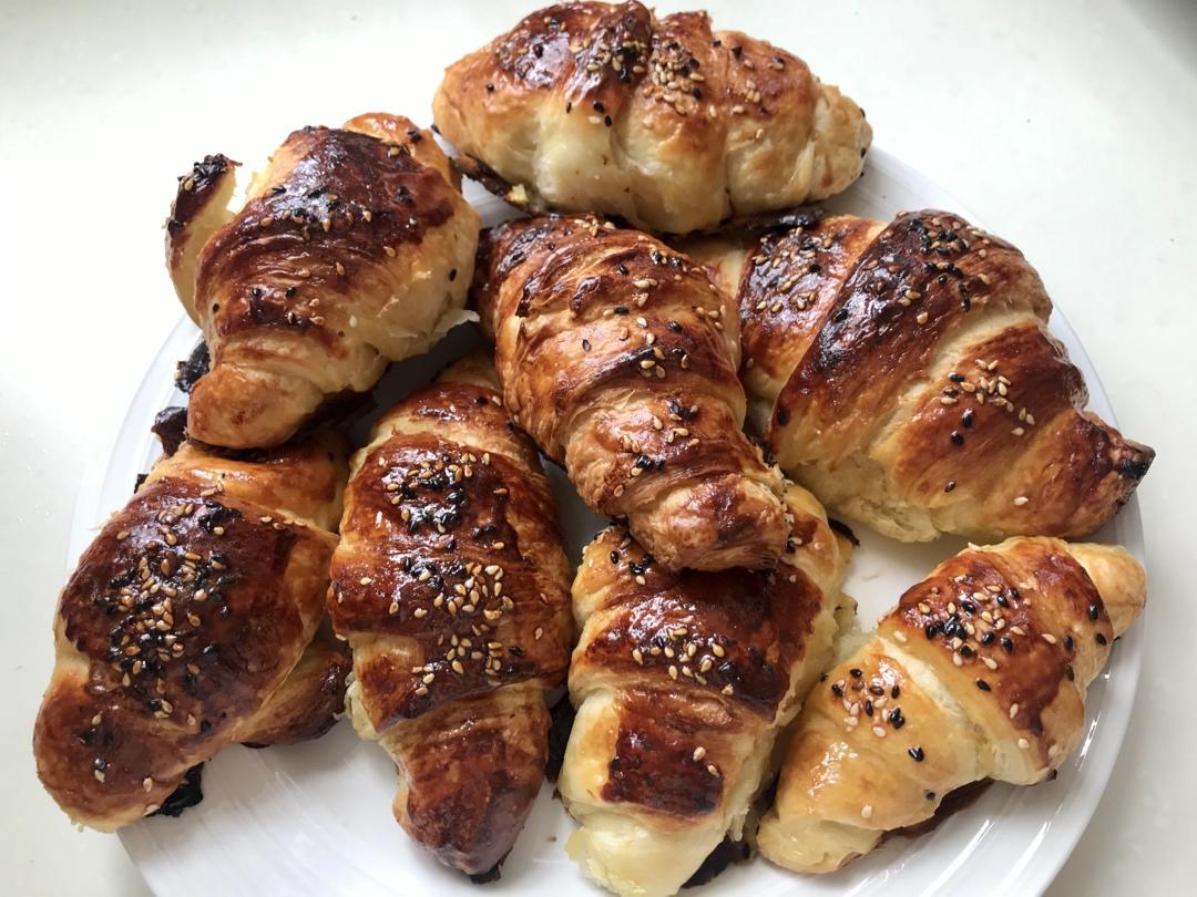 手揉蜂窝酥层牛角包