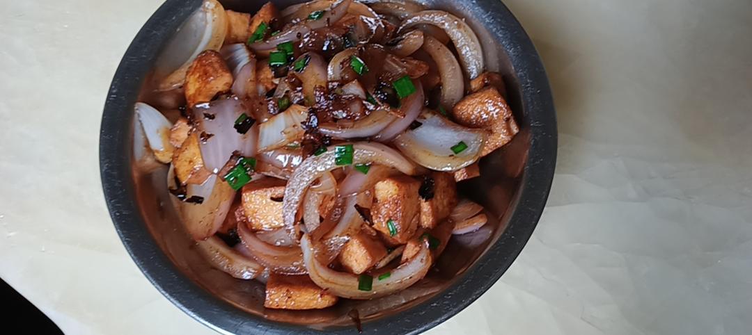 洋葱炒鱼豆腐