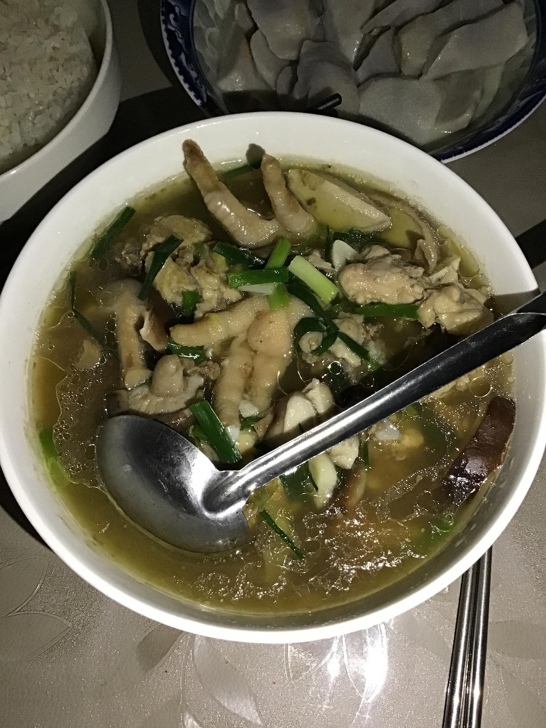 奶奶教的鲜香肥美香菇炖鸡汤