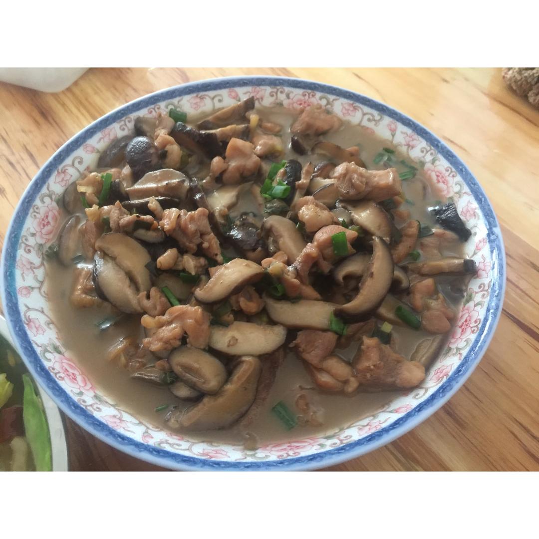 吃香菇焖鸡腿，好下饭。