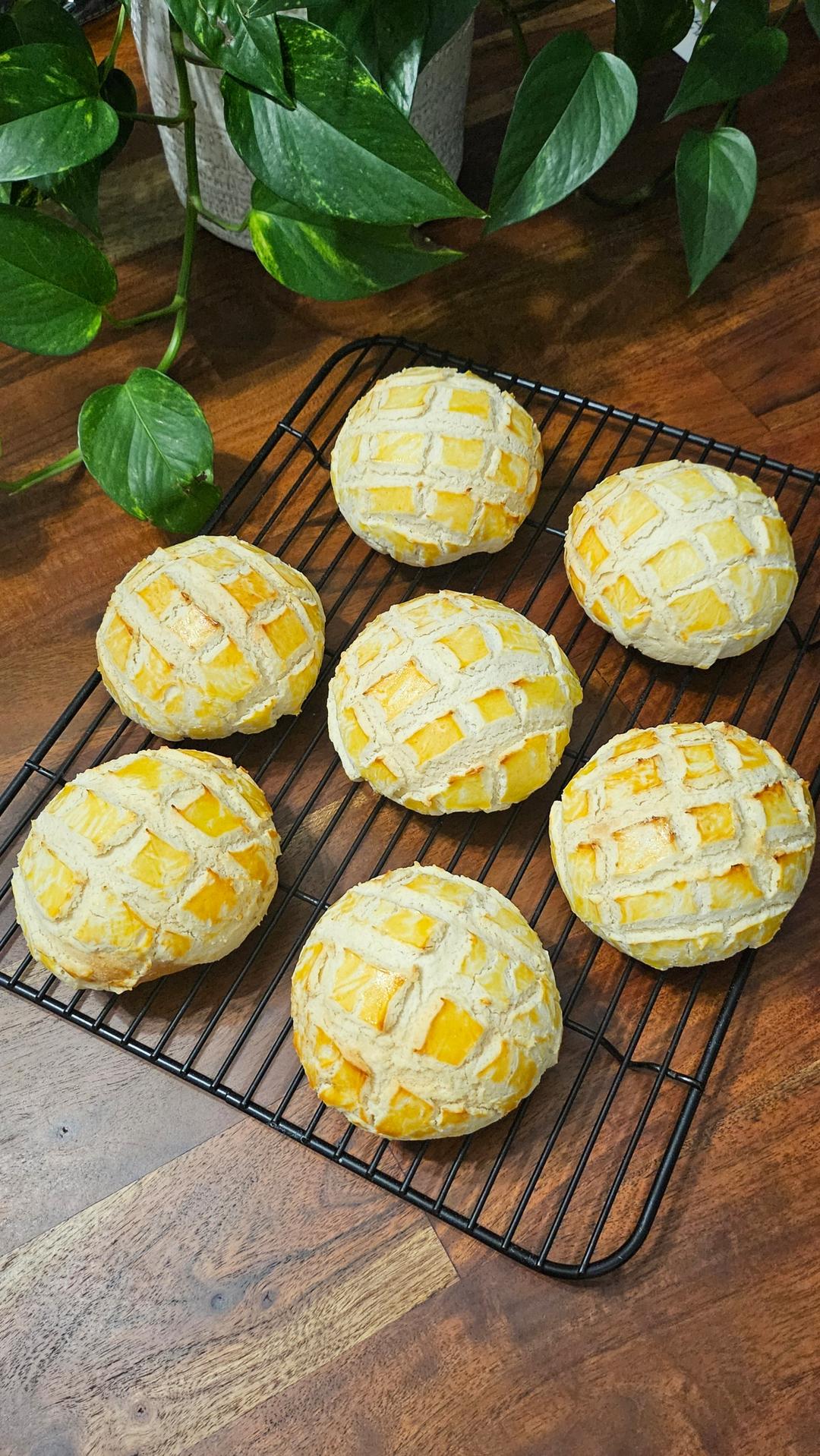 好吃到炸裂的港式菠萝包（附带制作酥皮的小视频）