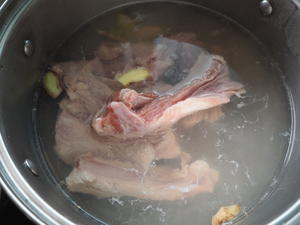 【春季养生】羊肚菌石斛排骨汤的做法 步骤3