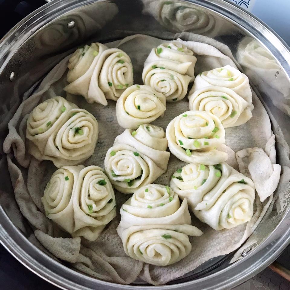碧波荡漾葱油花卷｜附葱花不变黄小技巧