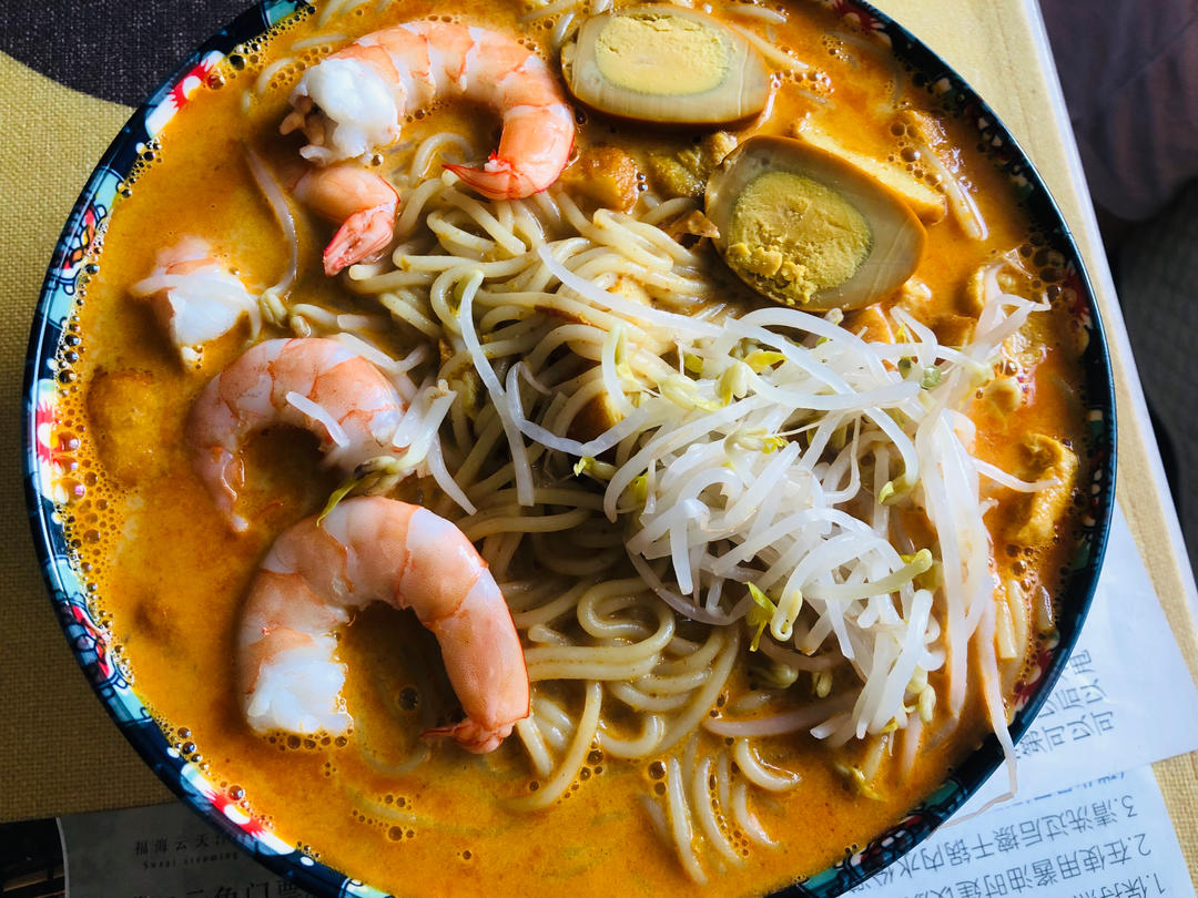 新加坡叻沙面：夏天就要吃这种重口味的面，鲜爽！