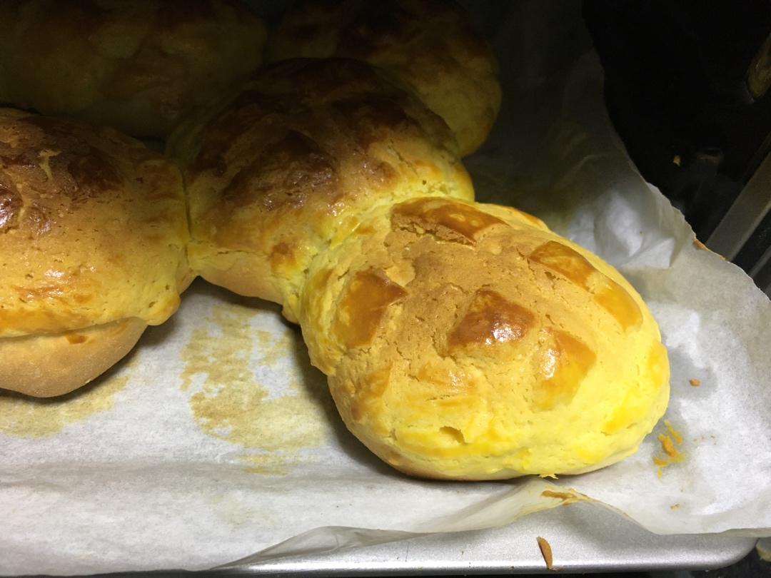 好吃到炸裂的港式菠萝包（附带制作酥皮的小视频）