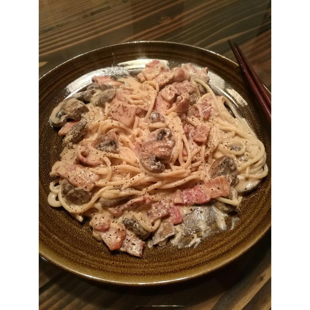 白蘑菇奶油培根意面