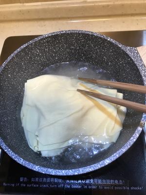 超简单葱油豆腐皮的做法 步骤2
